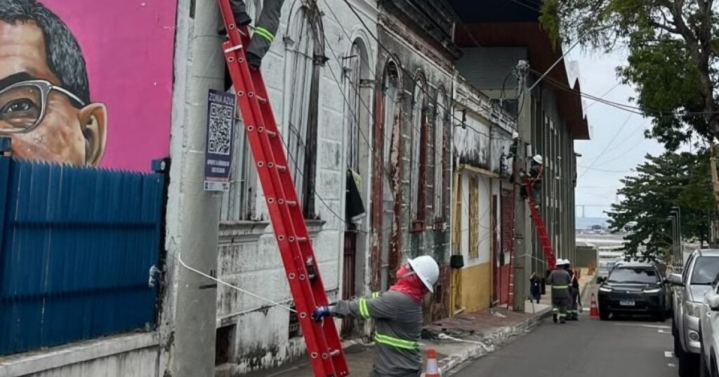 Operação no Centro de Manaus reorganiza fiação aérea e separa cabos abandonados