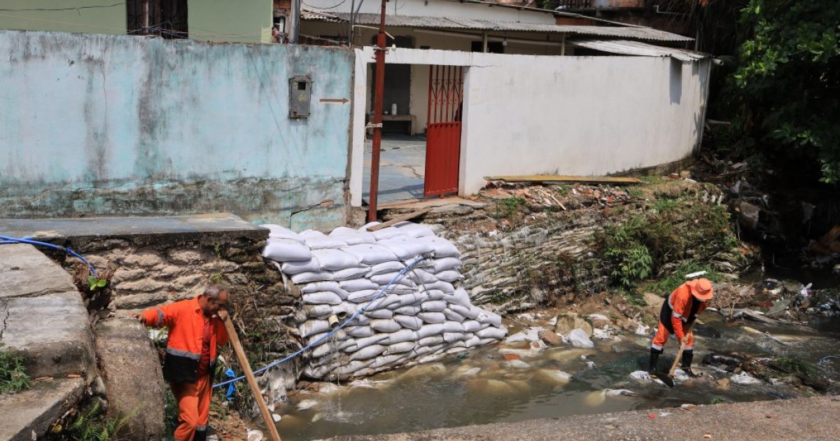 Acesso à rua Rio Napuiau recebe contenção após erosão em igarapé de Manaus