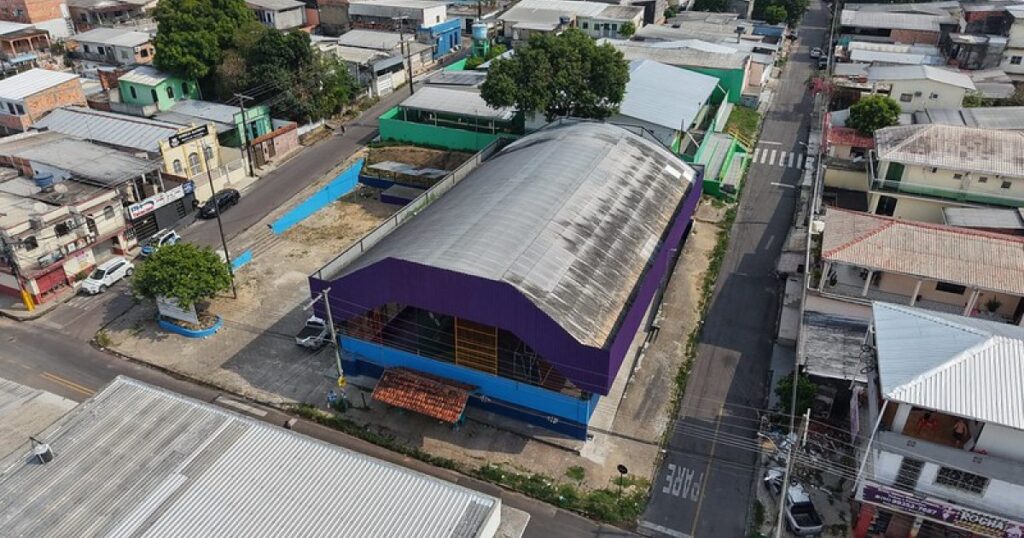 Reforma da quadra do Lírio do Vale entra na etapa de preparação para pintura do piso