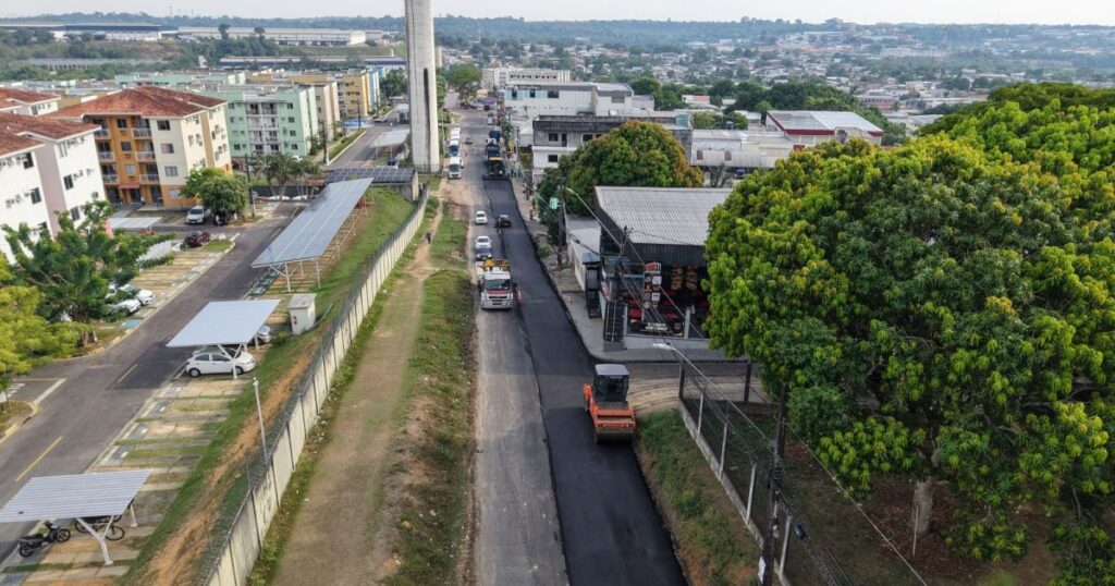 Rua no Parque Rio Solimões recebe recuperação nos dois sentidos em Manaus