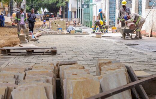 Calçamento e drenagem avançam na requalificação da rua Ferreira Pena, em Manaus