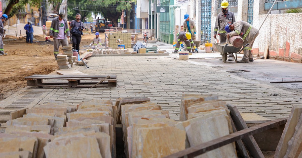 Calçamento e drenagem avançam na requalificação da rua Ferreira Pena, em Manaus
