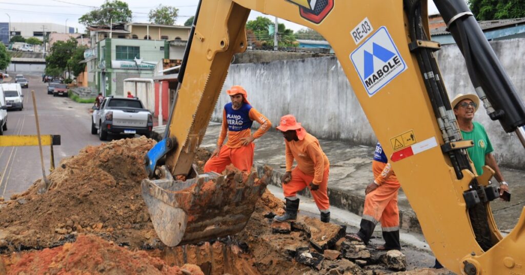 Escavação expõe danos em rede de drenagem sob avenida do Japiim 2