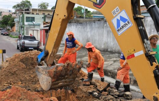 Escavação expõe danos em rede de drenagem sob avenida do Japiim 2