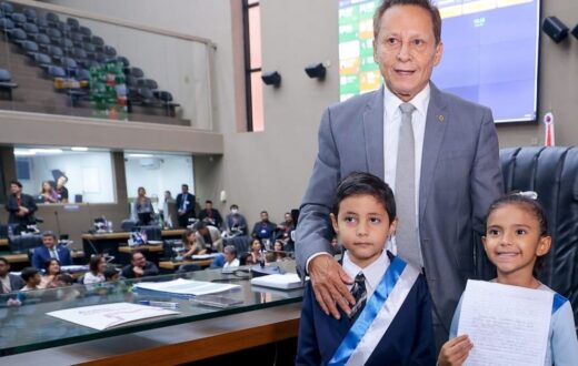 Estudantes entregam cartas com demandas de escolas durante encerramento de projeto da Aleam