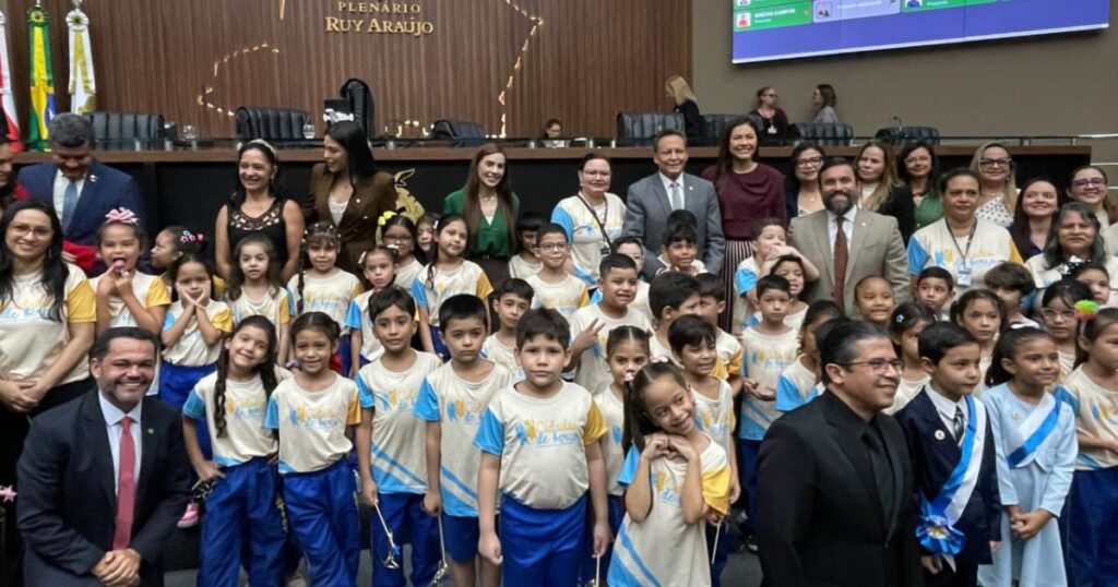 Estudantes apresentam carta sobre cidadania durante visita à Assembleia do Amazonas