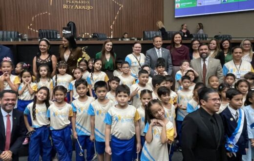 Estudantes apresentam carta sobre cidadania durante visita à Assembleia do Amazonas