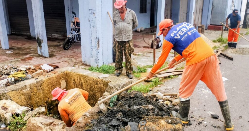 Resíduos são retirados de caixa coletora no Alvorada 2, em Manaus