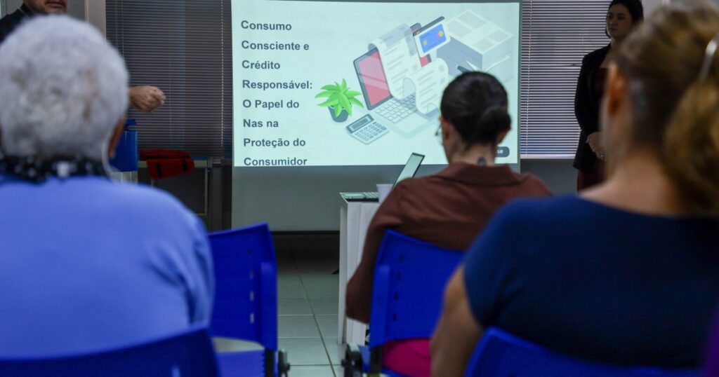 Palestra em Manaus orienta aposentados sobre golpes e uso consciente do crédito