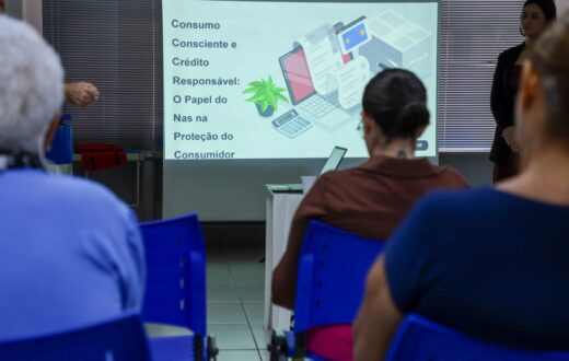 Palestra em Manaus orienta aposentados sobre golpes e uso consciente do crédito