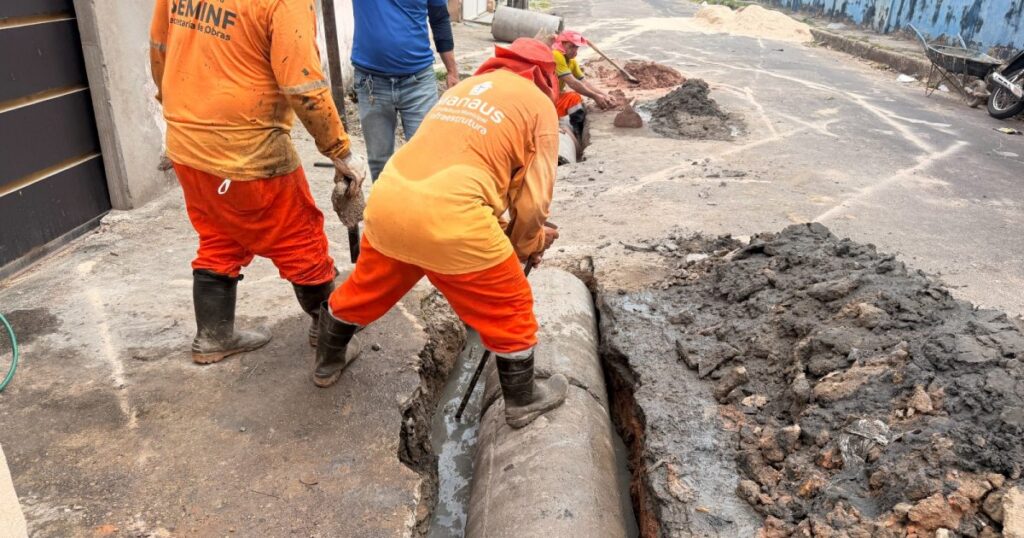Moradores acionam Distrito de Obras e tubulação é recuperada em Petrópolis