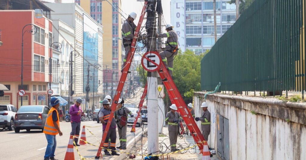 Ordenamento de fiação avança entre mirante e escola técnica no Centro de Manaus