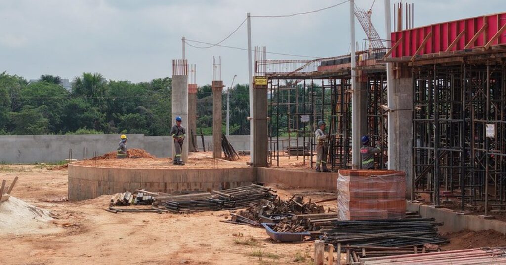 Obra da Fundação Municipal TEA chega à fase de preparação da laje em Manaus