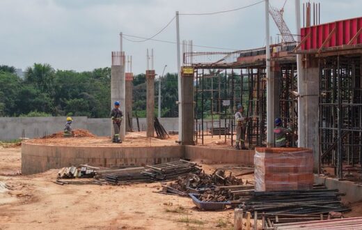 Obra da Fundação Municipal TEA chega à fase de preparação da laje em Manaus