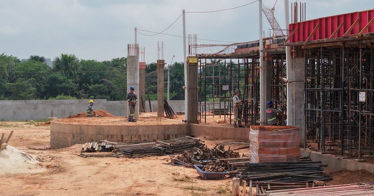 Obra da Fundação Municipal TEA chega à fase de preparação da laje em Manaus