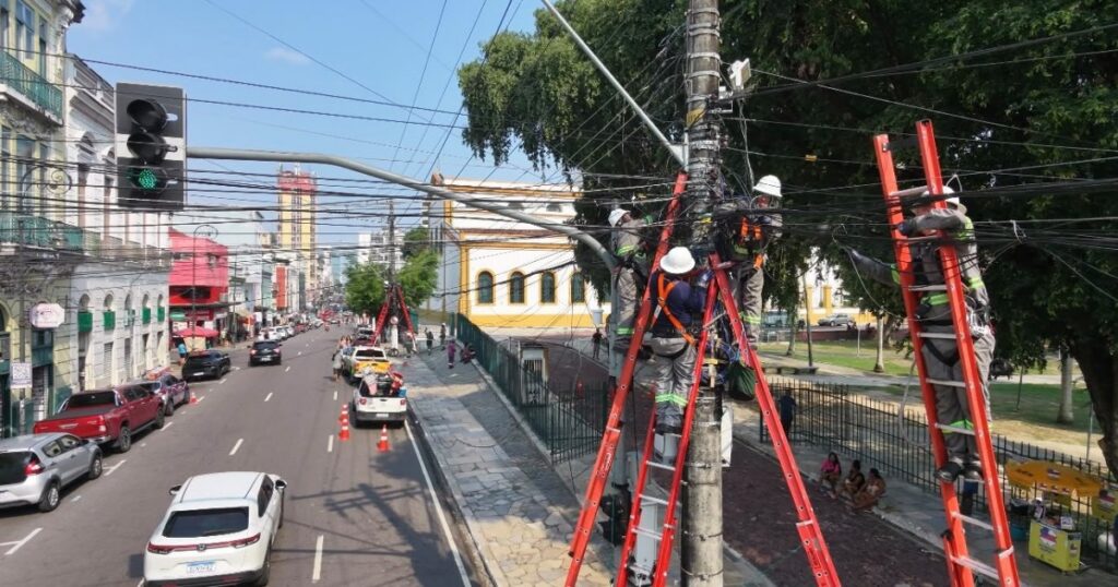 Sistema digital passa a registrar retirada e reorganização de cabos no Centro de Manaus