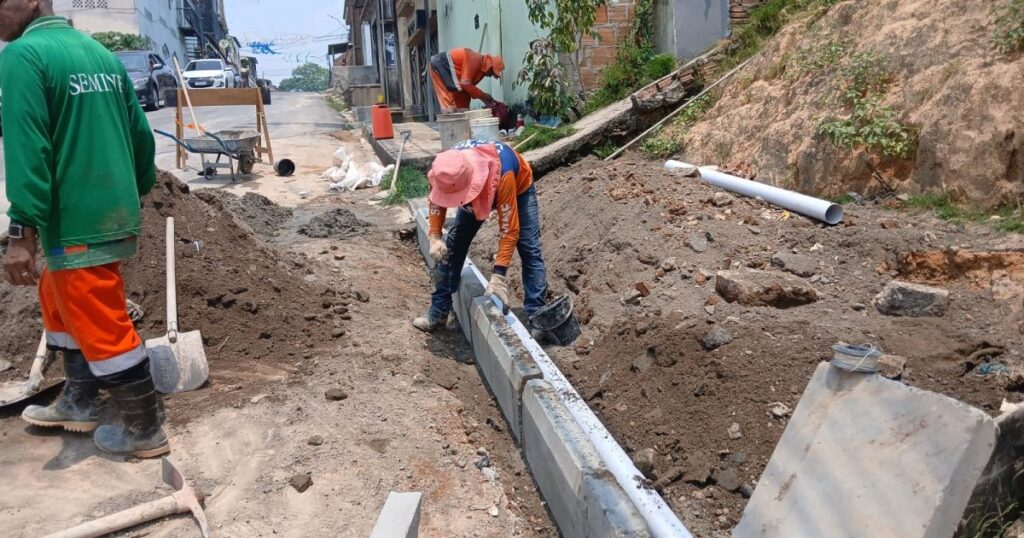 Intervenção na rua Cuniau entra na etapa de recuperação da superfície em Manaus