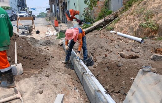 Intervenção na rua Cuniau entra na etapa de recuperação da superfície em Manaus