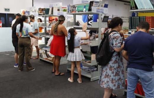 Campanha leva livros gratuitos ao Shopping Grande Circular, em Manaus