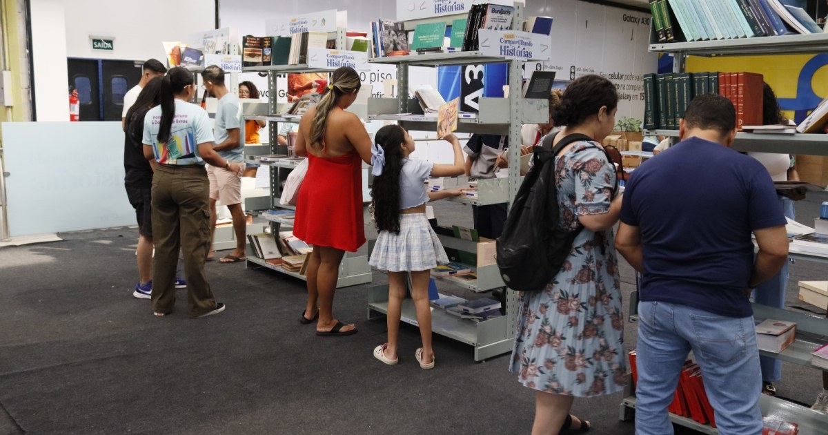 Campanha leva livros gratuitos ao Shopping Grande Circular, em Manaus