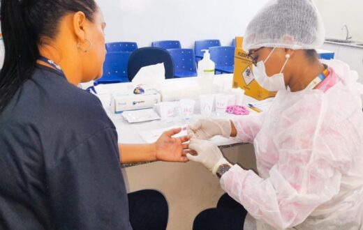 Moradoras do Zumbi dos Palmares terão acesso a preventivo, mamografia e testes rápidos em ação da Semsa