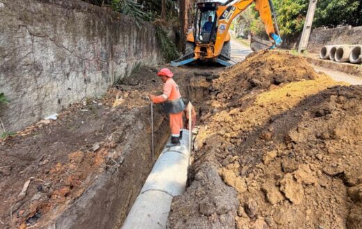 Drenagem profunda é implantada em trecho da rua Abirité, no bairro Flores