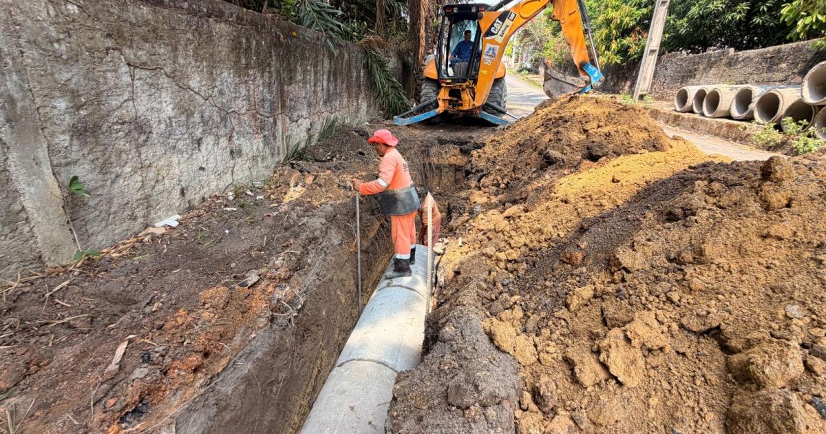 Drenagem profunda é implantada em trecho da rua Abirité, no bairro Flores