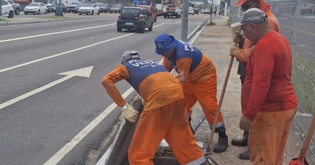 Resíduos retirados de estruturas de drenagem durante manutenção na Constantino Nery