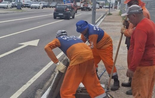 Resíduos retirados de estruturas de drenagem durante manutenção na Constantino Nery