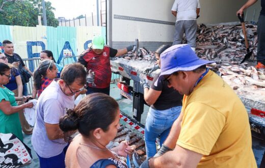 Moradores da zona Leste recebem pescado em pontos de distribuição de Manaus