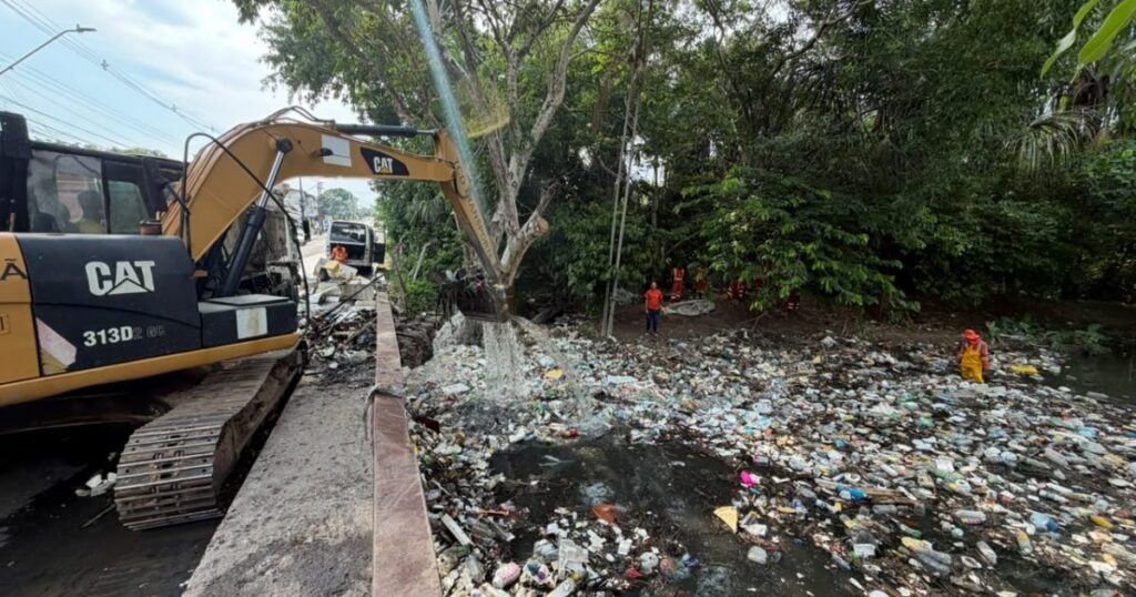 Ponte baixa retém lixo e galhos em igarapé de conjunto na zona Centro-Sul de Manaus
