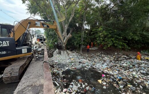 Ponte baixa retém lixo e galhos em igarapé de conjunto na zona Centro-Sul de Manaus