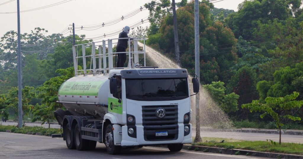 Manaus combina irrigação de áreas verdes e fiscalização contra queimadas