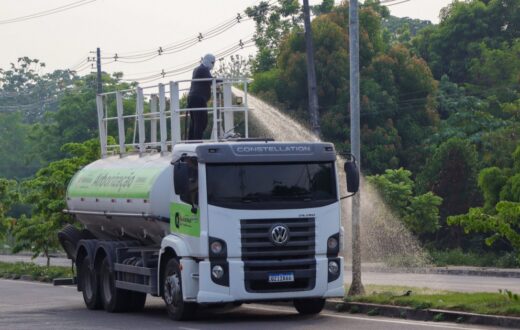 Manaus combina irrigação de áreas verdes e fiscalização contra queimadas