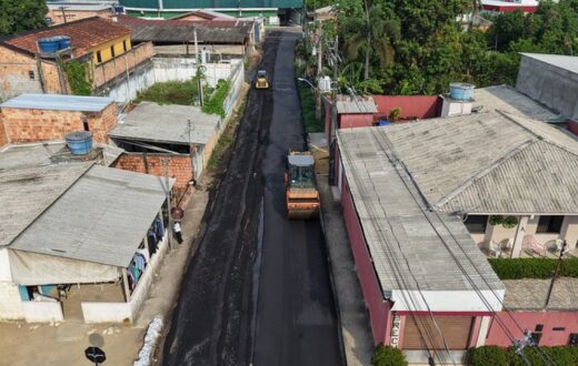 Recapeamento é concluído em uma rua e prossegue em outra no Parque Rio Solimões