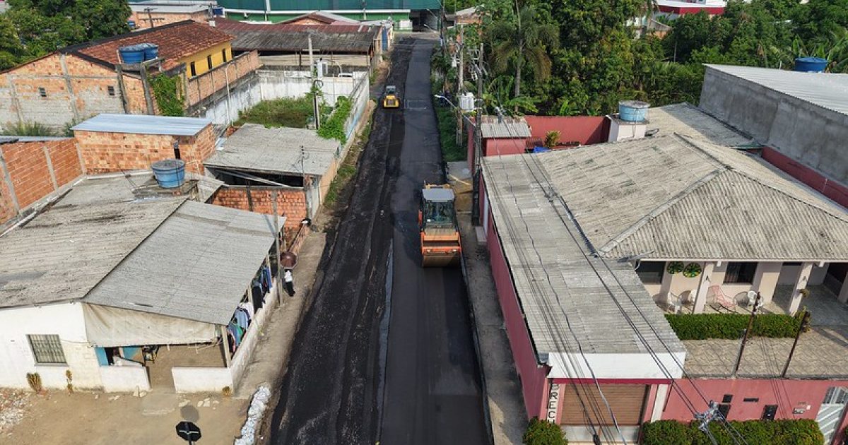 Recapeamento é concluído em uma rua e prossegue em outra no Parque Rio Solimões